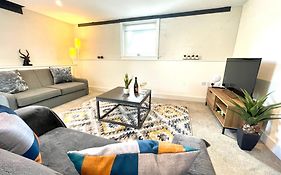 Central Apartment In Bishops Stortford, A 3 Minute Walk To Train Station, 2 Bedrooms 2 Bathrooms, Very Comfortable And Convenient